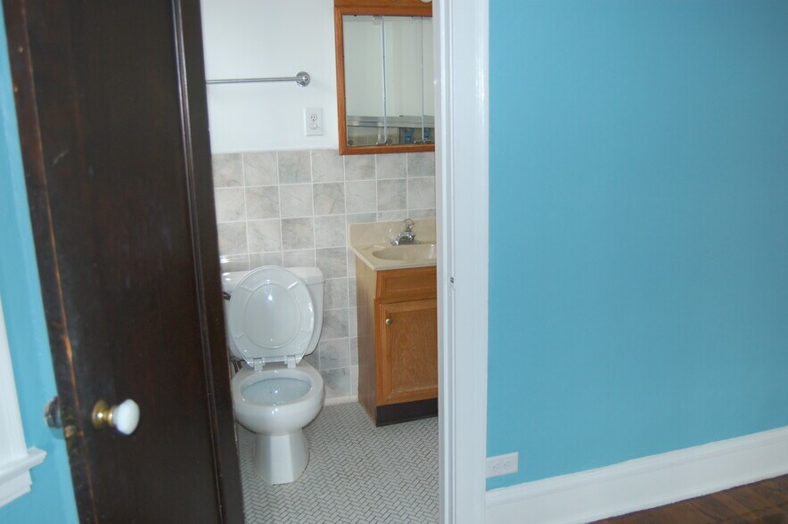 ON SUITE BATHROOM IN MASTER - 2011 W Fargo Ave