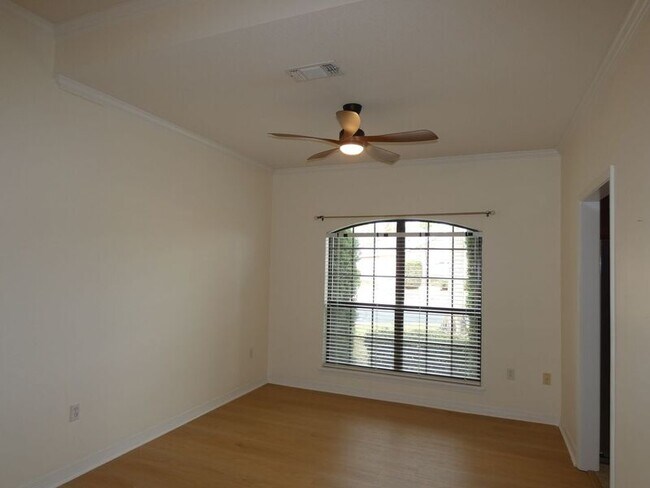 Building Photo - 4161 Longwood Cir