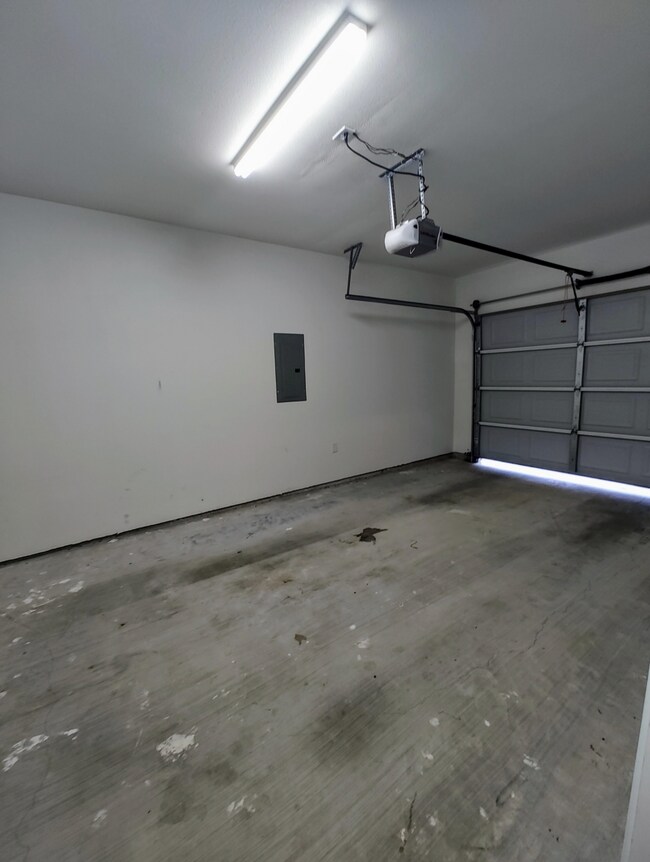 Building Photo - 5670 Shadowbend Cir N