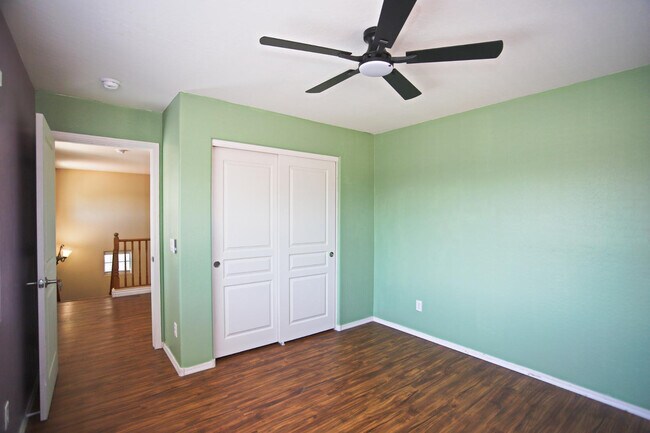 Building Photo - 512 E Rainbow Dr