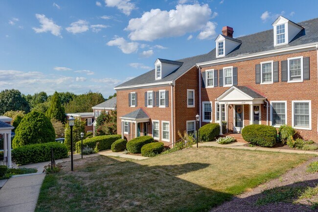 Building Photo - Charming End-Unit Townhouse in Fairlington
