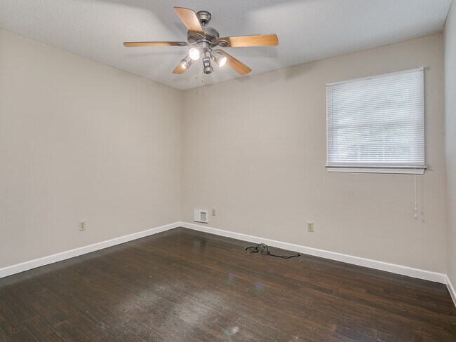 Building Photo - Spacious 3-Bed Home in District 6! Private...