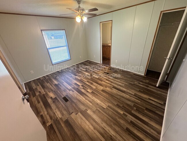 Building Photo - 9499 Wendi Dr NE