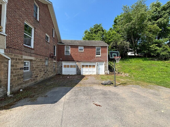 Building Photo - 13 1/2 Dunkard Avenue