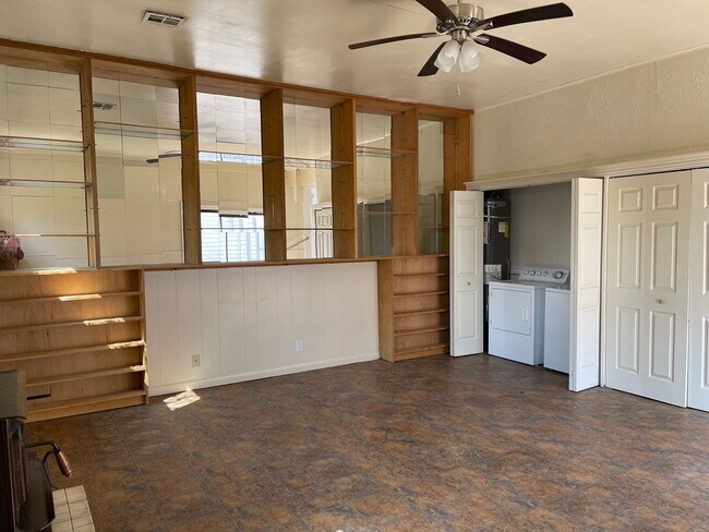 Building Photo - Newly Updated Midtown Beauty!