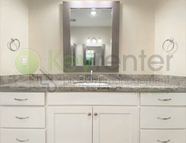 Building Photo - Beautiful 4 Bedroom- 3.5 Bathroom Home in Alamo, TX