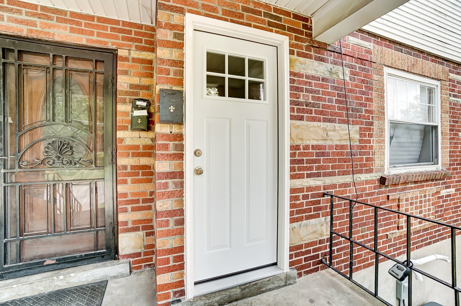 2nd level in a two unit building - 531 Norway Ave