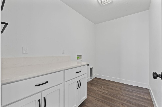 Building Photo - Gorgeous Home in the Perfect Location!