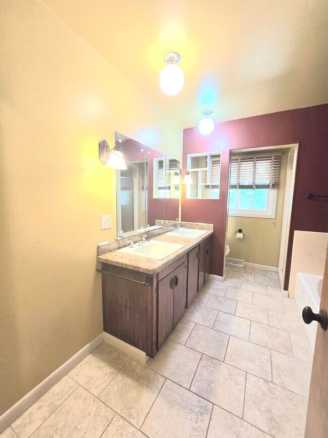 Building Photo - Charming 4-Bedroom Split-Level Home with S...