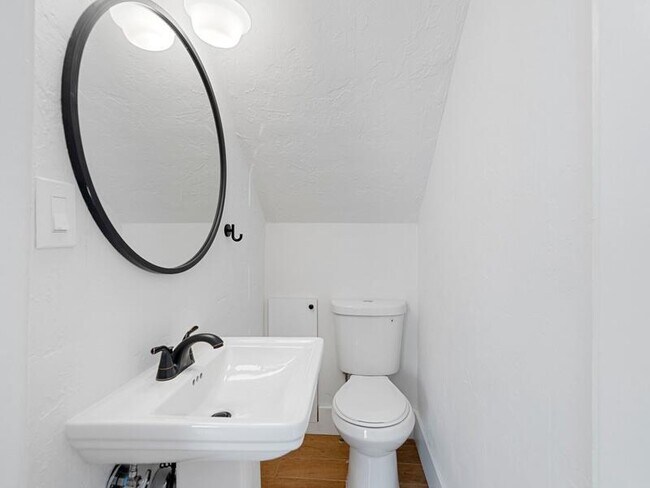 Building Photo - 209 Lytton Ct