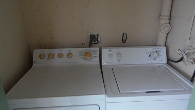 Building Photo - 2-Bed, 2-Bath Corner unit, Best location!