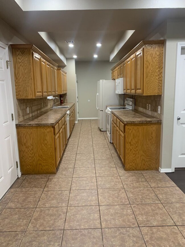 Building Photo - Spacious 3-Bed, 2.5-Bath Fourplex with Gar...