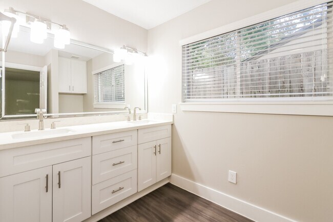 Building Photo - 4515 Sylvan Glen Dr