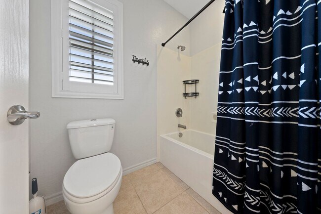Building Photo - Luxury Living in Henderson's Tuscany: Spacious 4 Bedroom Home with Expansive Yard & More!