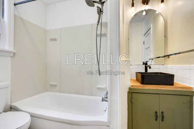 Building Photo - 710 Rubel Ave
