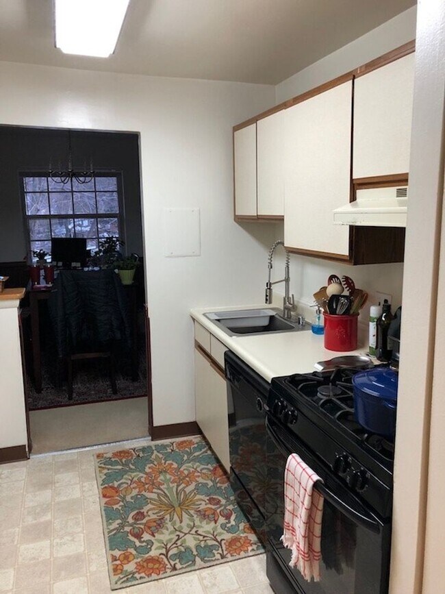 Building Photo - Spacious, 2 Bed 1 Bath Condo In Fantastic Mclean Chase Location – Minutes To Tysons