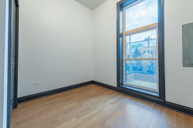 Building Photo - 28 N Throop St