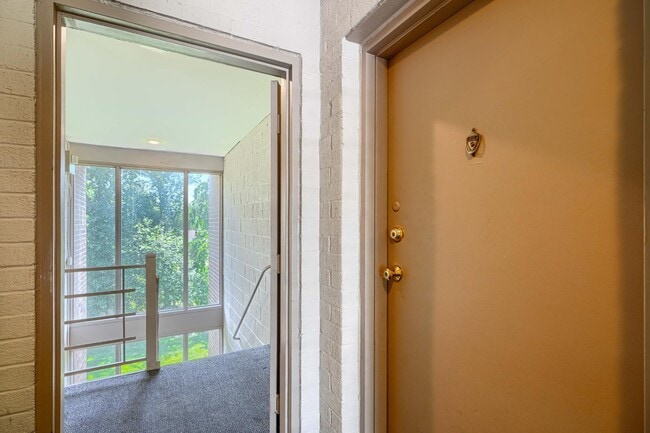 Building Photo - 14 Mountbatten Ct