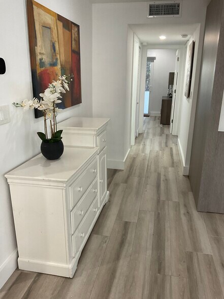 Hallway - 2870 NE 14th Street Cswy