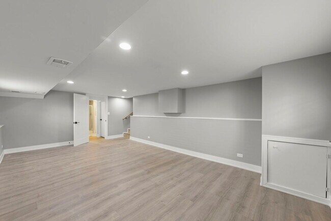 Building Photo - 566 Babcock Ave