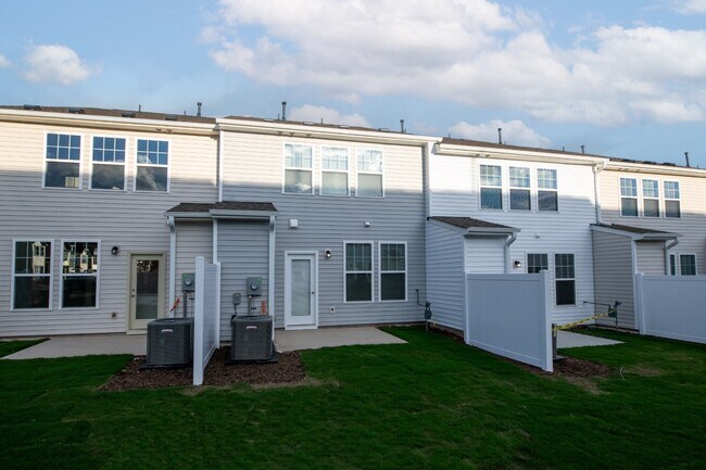 Building Photo - 3 Bedroom Townhome with Garage Angier