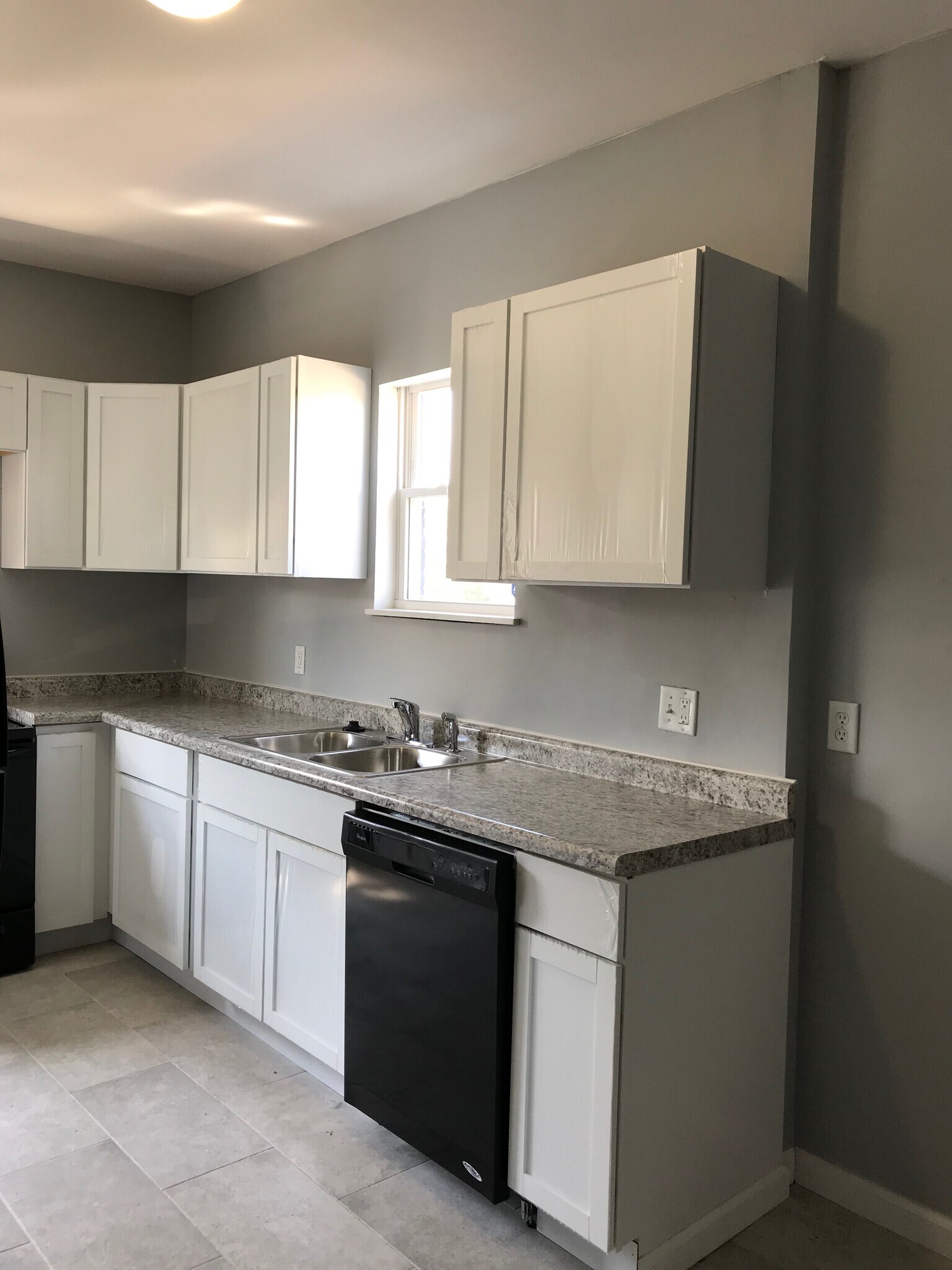 Kitchen - 828 W Roache St