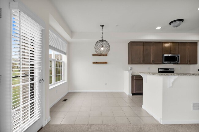 Building Photo - 3 bedroom Townhouse