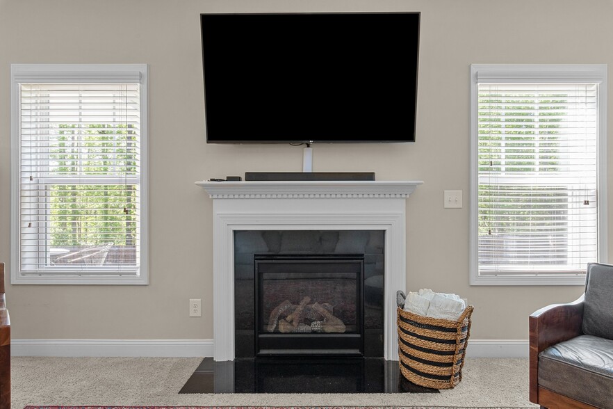 Building Photo - 789 Equestrian Way