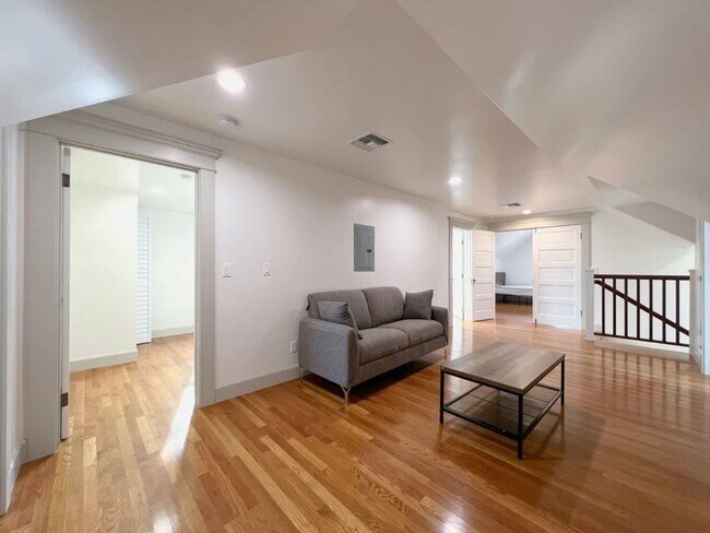 Building Photo - 929 W 23rd St
