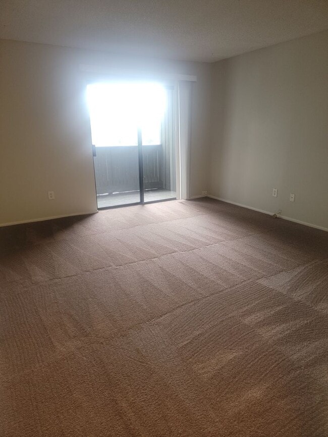 Building Photo - 2 Bedroom, North Tacoma, $1395 + $100 w/s/g = $1495.00, upper floor apartment