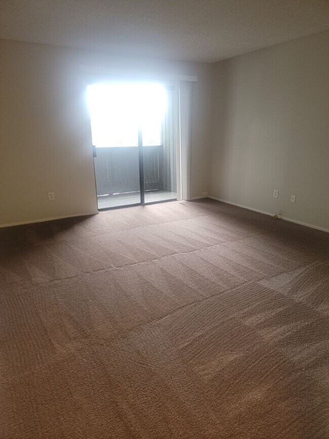 Building Photo - MOVE IN SPECIAL $500 OFF MOVE IN COSTS 2 Bedroom, North Tacoma, $1395 + $100 w/s/g = $1495.00, up...