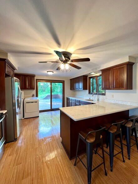 Building Photo - 27 W Main St