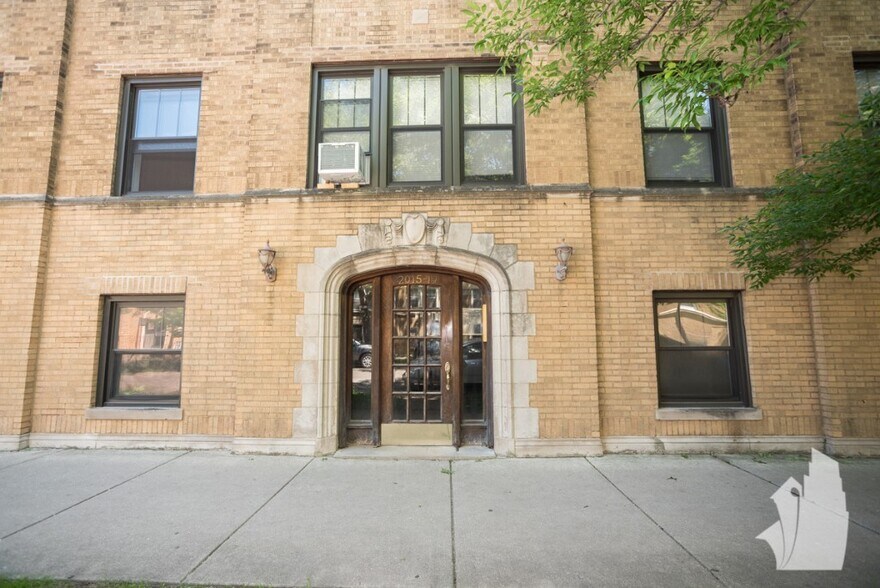 Building Photo - 1910 W Winnemac Ave
