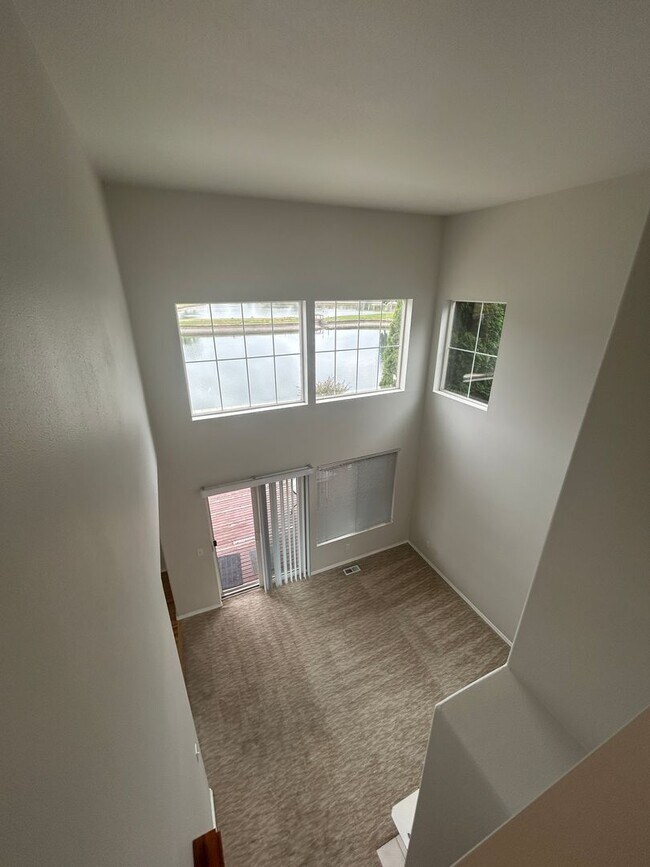 Building Photo - 3 Bed, 2.5 bath Kent house w/2-car garage ...