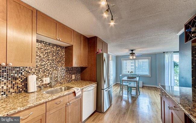 Building Photo - 2059 Huntington Ave