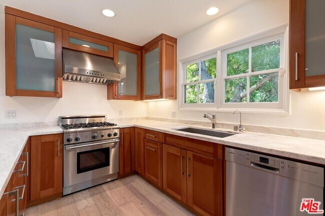 Building Photo - 7586 Woodrow Wilson Dr