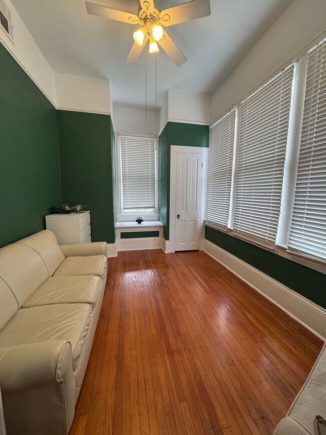 Building Photo - Spacious 4bed/ 3bath home located in the heart of Uptown - Partially furnished ***