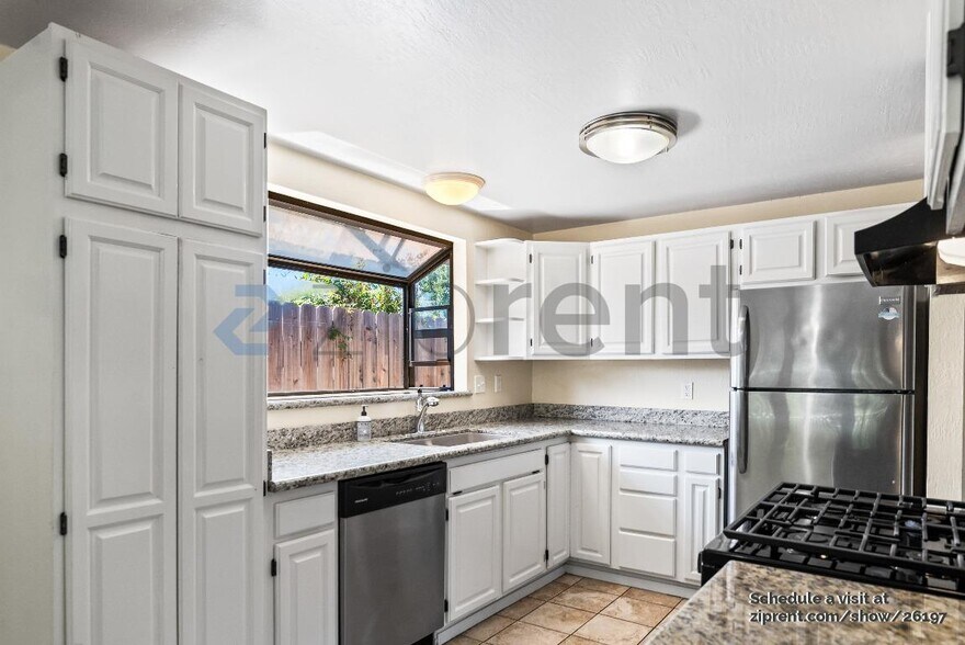 Building Photo - 499 Pebble Dr