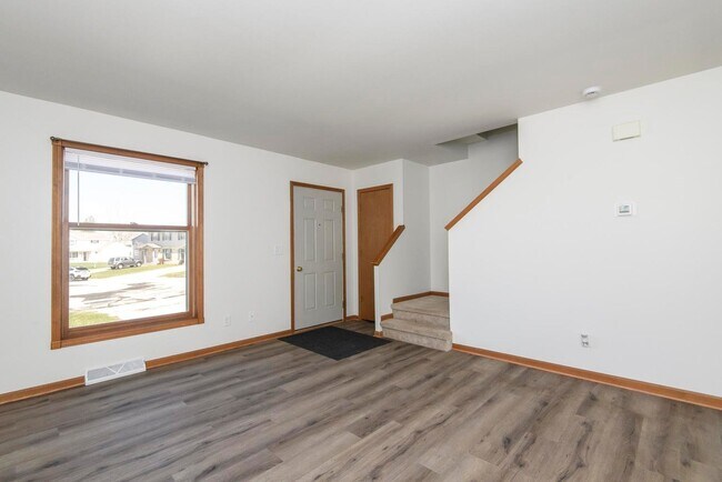Building Photo - 208 Applewood Ln