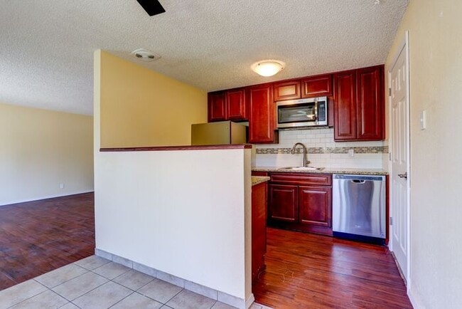 Building Photo - Remodeled Spacious 2 Bed 1 Bath In Quiet Community