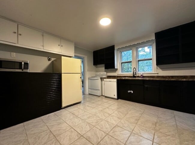 Building Photo - Available soon! 4 Bed 1.5 Bath Single family home!