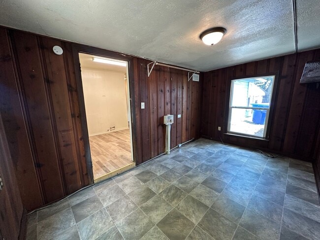 Building Photo - 3909 Roselawn Dr
