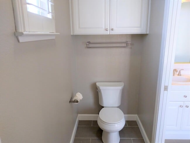 Building Photo - 553 W Fallbrook Ave