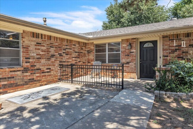 Building Photo - Lawn Care Included! 3 bed, 2 bath, 2 livings