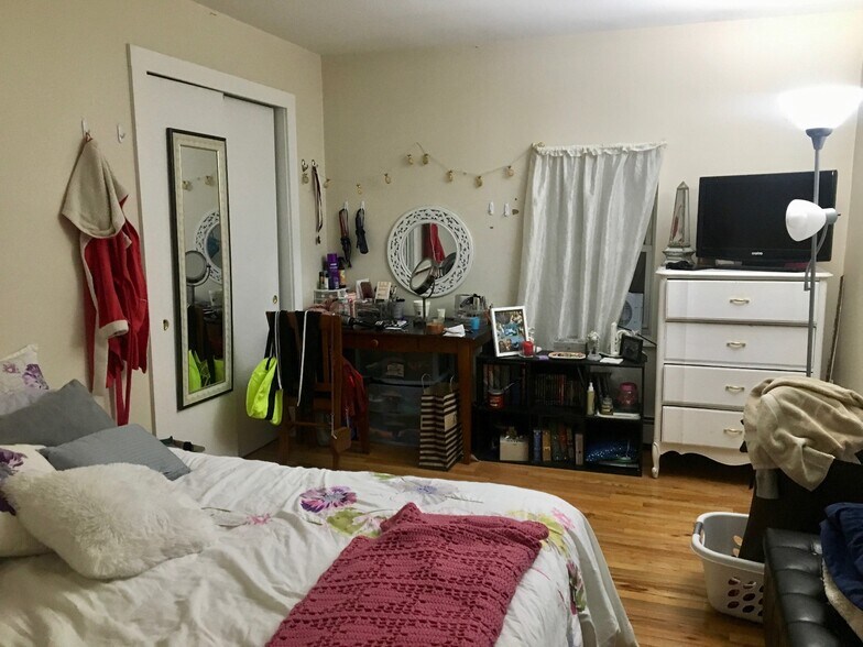 Building Photo - 42 Sewall St