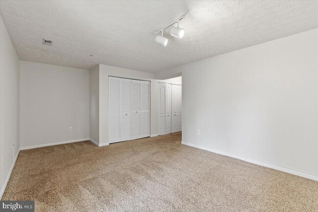 Building Photo - 2562 Woodland Pl