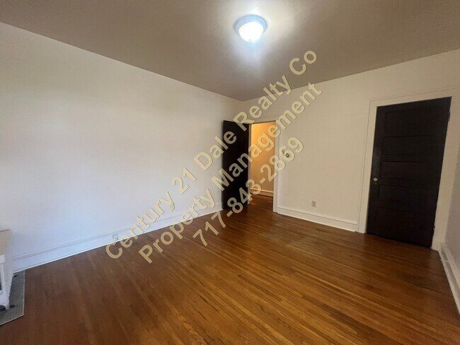 Building Photo - 423-425-425 N Franklin St