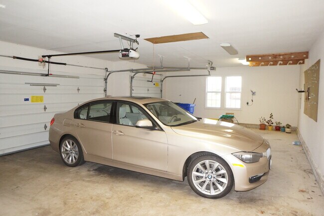 Building Photo - NW Portland Forest Heights Beauty. Flat backyard!