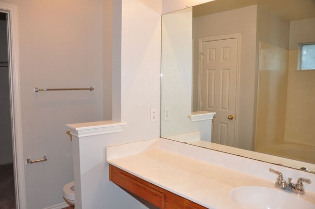 Building Photo - 4 Bedroom 2.5 Bath in Block House Creek