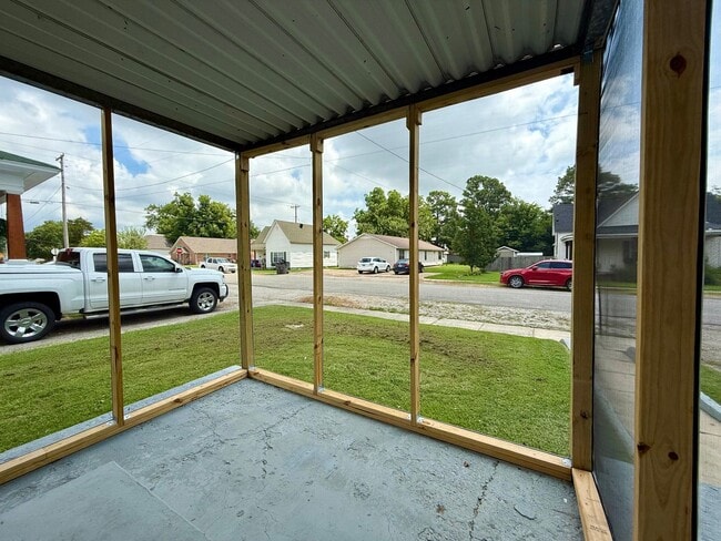 Building Photo - Fully Remodeled 3 Bedroom/1 Bathroom Home ...